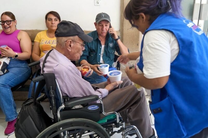 Comedor móvil NutriChihuahua lleva alimentos calientes a familiares de pacientes en el Hospital Central