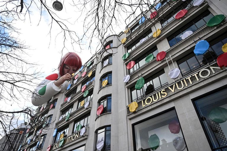 Cómo los lunares infinitos de Yayoi Kusama transformaron la industria de la alta costura