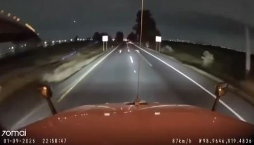 Con maniobra evasiva, operador de transporte pesado frustra atraco en vialidad mexiquense