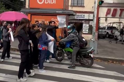 Conductor de moto provoca tensión tras intentar romper bloqueo de personal médico en nosocomio capitalino