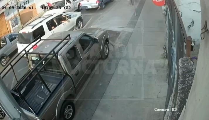 conductor de motocicleta atropella a menor en la acera y huye del lugar