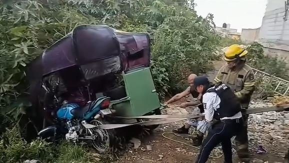 Conductor de mototaxi en evidente estado de ebriedad cae a un canal de aguas negras junto a su usuario