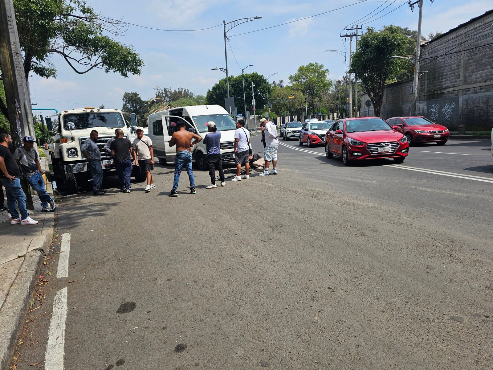Conductor de scooter eléctrico resulta herido tras ser embestido por un camión de carga en Iztacalco