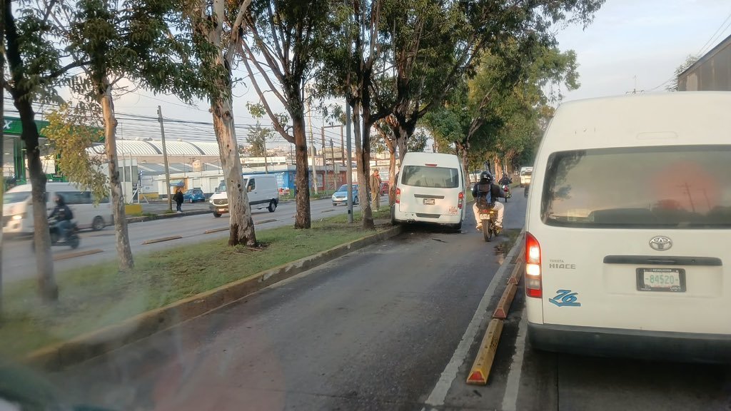 Conductor de transporte público invade carril confinado del Mexibús y colisiona contra un árbol en Tultitlán