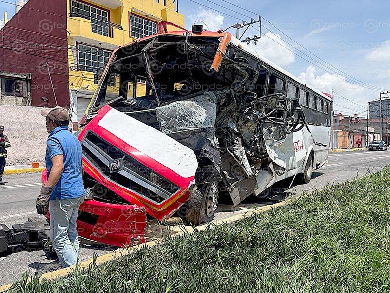 Conductor de transporte público sufre graves lesiones tras impactar su unidad contra un muro