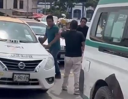 Conductor de transporte público y taxista protagonizan violenta pelea callejera tras discusión de tránsito