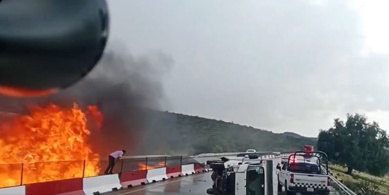 Conductor salva la vida de milagro tras aparatosa volcadura e incendio de grúa en la autopista