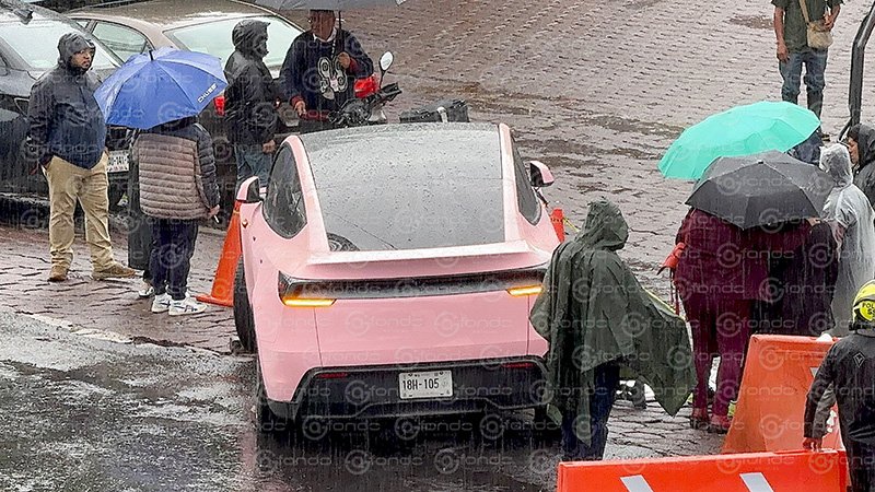 Conductora de vehículo Tesla rosa atropella y mata a motociclista de 34 años al sur de la Ciudad de México