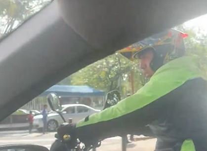 Conductora sufre agresión por parte de motociclista que exigía espacio en vialidad de la capital