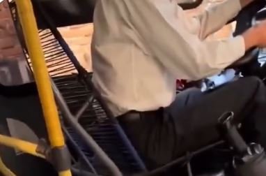 Confrontación en el transporte público: conductor y usuarios protagonizan violenta pelea verbal