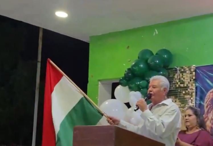 Confusión tricolor: edil de Morena encabeza ceremonia patria ondeando una bandera de Hungría