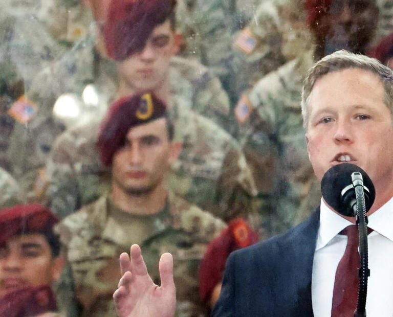 Dimite el secretario del Ejército estadounidense tras profundos desacuerdos con la cúpula de Defensa