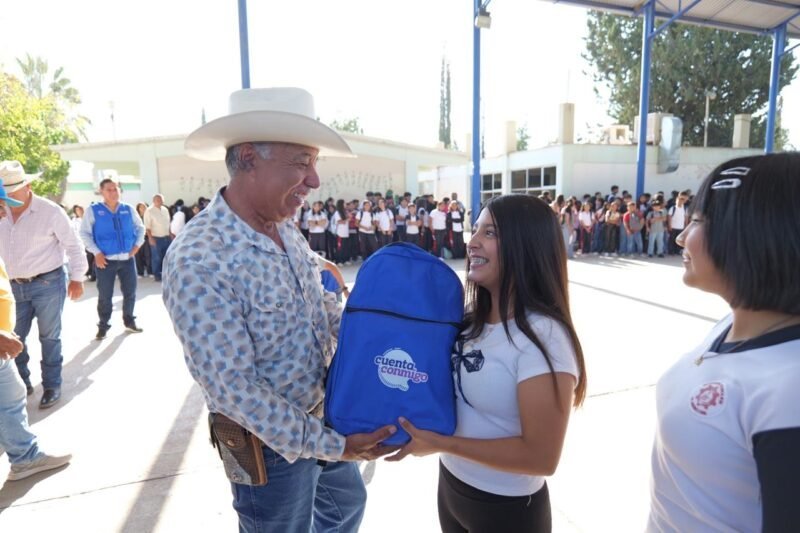 Diputado Arturo Zubía reparte mochilas y útiles escolares a jóvenes de secundarias en Jiménez