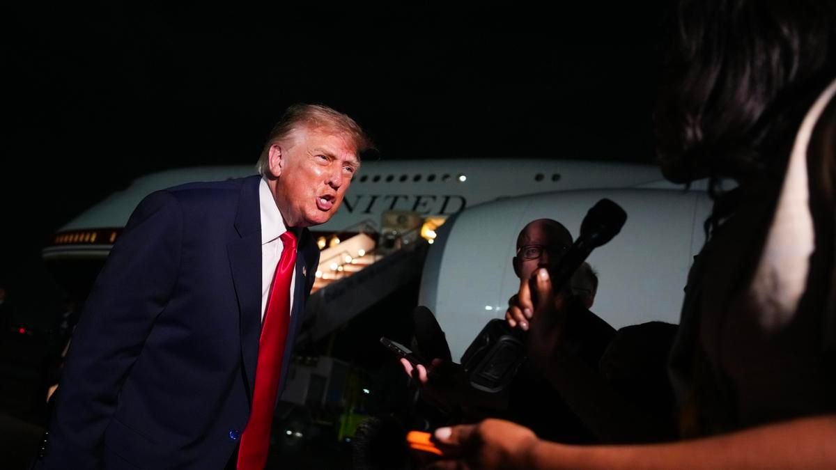 Donald Trump intenta comprar el voto con un cheque millonario ante su desplome electoral