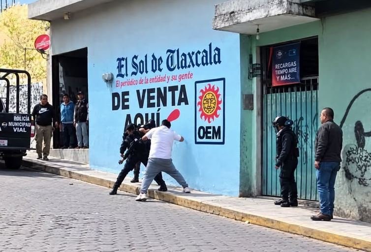 Enfrentamiento a golpes entre un agente vial y un conductor tras apoderarse de un teléfono