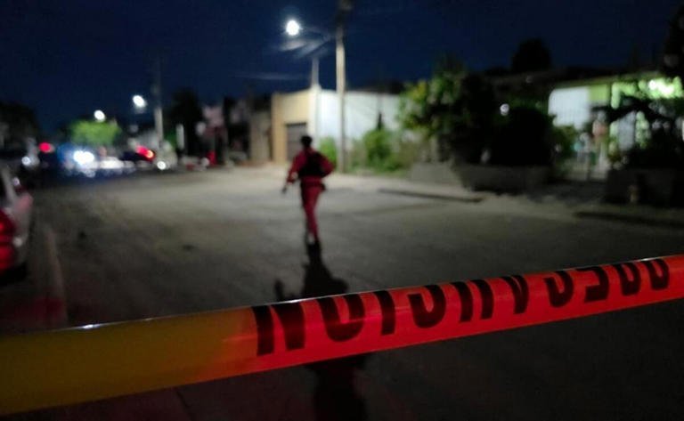 Escalada de violencia en Culiacán deja viviendas baleadas, autos quemados y portones derribados