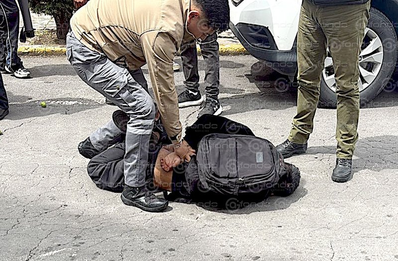 Estudiante frustra asalto con arma blanca en el Estado de México y vecinos casi linchan al agresor