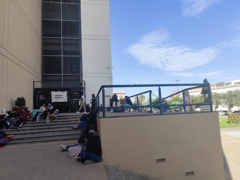 Estudiantes normalistas mantienen tomada la sede gubernamental en demanda de basificación laboral