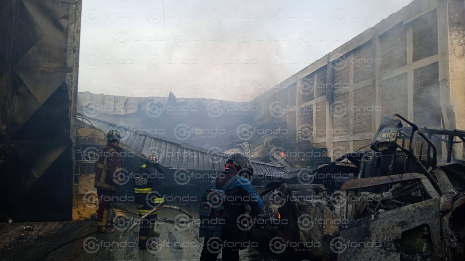 Evacuación de familias y fuerte movilización en Acolman tras voraz incendio en depósito de aceites