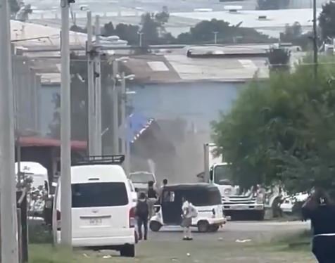 Falla mecánica en camión de bebidas provoca aparatoso accidente con saldo de dos lesionados