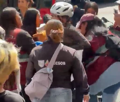 Funcionarias públicas agreden físicamente a una ciclista y le roban su vehículo en calles capitalinas
