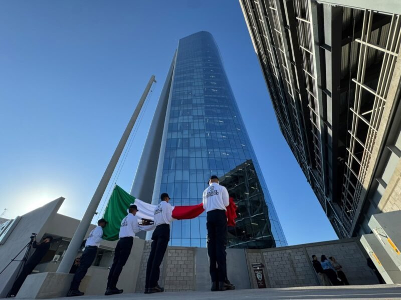 Gilberto Loya encabeza ceremonia cívica de izamiento de bandera en la Torre Centinela