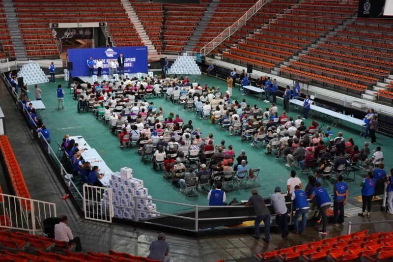 Gobierno estatal distribuye paquetes alimentarios a más de setecientos adultos mayores en la capital