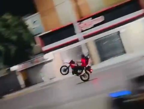 Grave accidente en motocicleta: adolescentes resultan heridos tras realizar acrobacias peligrosas