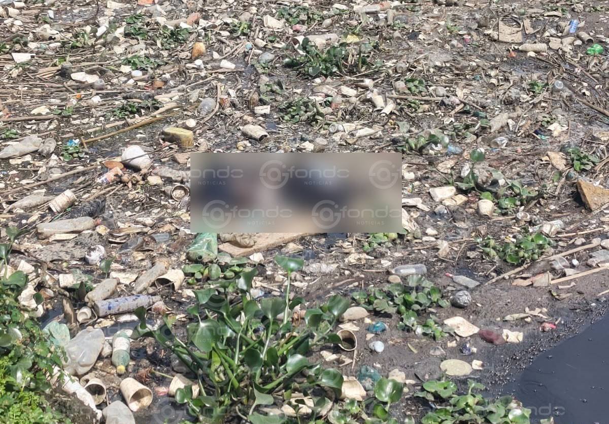 Hallan cuerpo en avanzado estado de descomposición flotando en canal de aguas negras en Capulhuac