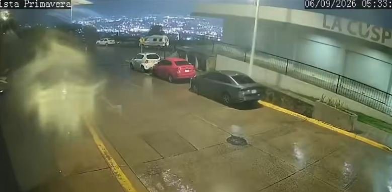 Impactante video muestra el momento exacto en que un rayo ilumina un complejo habitacional