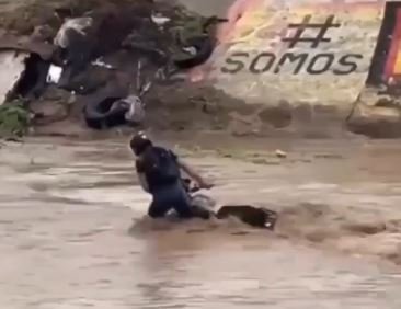 imprudencia al volante: motociclista intenta cruzar corriente pluvial y desata operativo de rescate