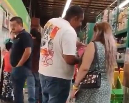 Indignación en Ixtapaluca: captan a integrantes de una familia contaminando helados en supermercado
