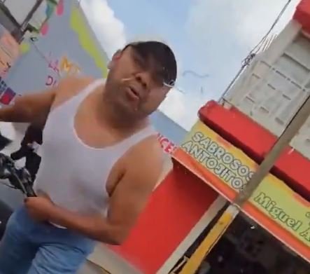Indignación en Texcoco por pareja que viajaba con tres niñas en moto y golpea a automovilista