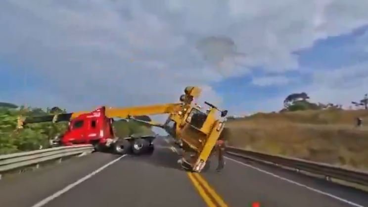 Inesperado giro en rescate carretero: grúa de auxilio termina por destruir el tráiler que intentaba salvar