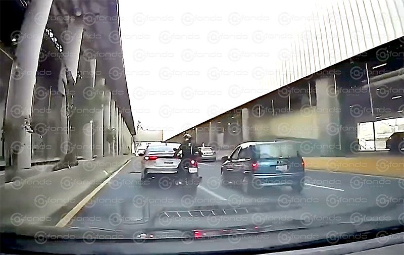 Insolente reclamo en avenida Central: motociclista choca por alcance y exige indemnización al automovilista afectado