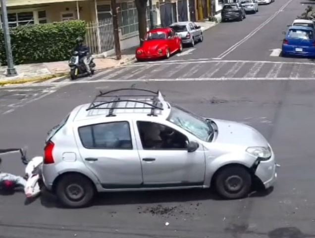 Intolerancia vial en Iztacalco: discusión entre automovilista y motociclista termina con severos daños materiales