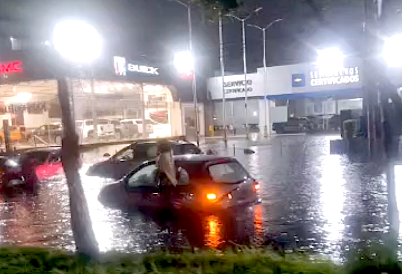 Inundaciones severas en Tlalnepantla dejan a múltiples automovilistas atrapados tras fuerte tormenta dominical