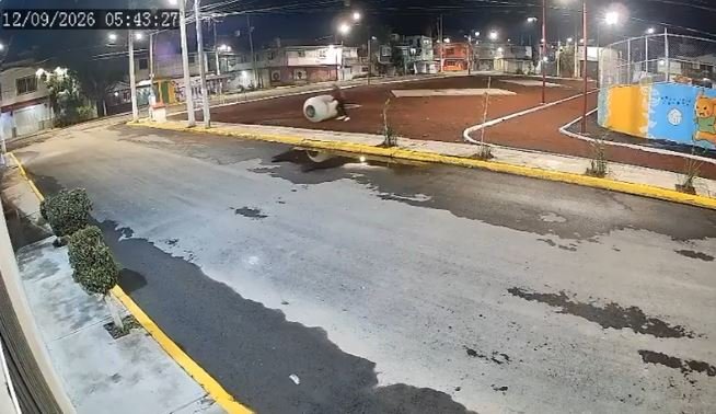 Inusual hurto nocturno en Ecatepec: captan a presunto ladrón llevándose un tinaco rodando por la vía pública