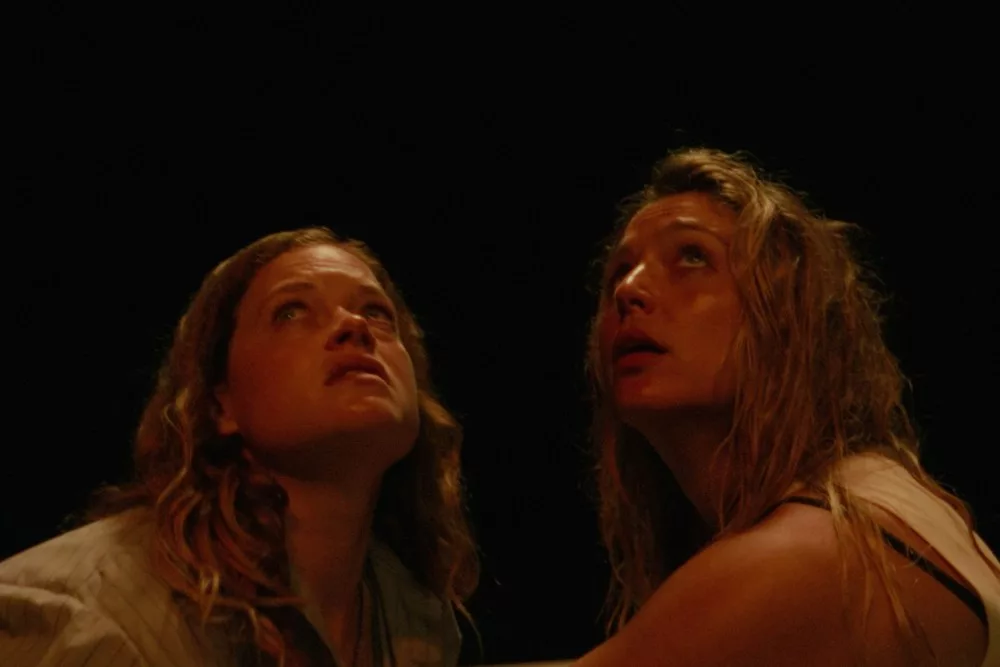 Jane levy y jessica rothe revolucionan el cine de terror con el estreno del slasher river
