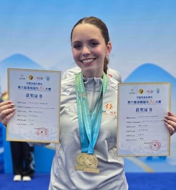 Joven deportista de Chihuahua brilla en China tras conquistar doble oro en torneo internacional de wushu