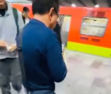Joven graba momento en que sujeto lo hostiga e intenta darle su contacto en el Metro