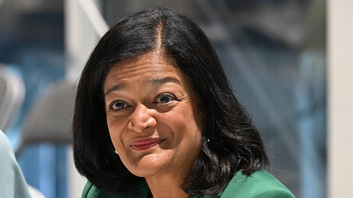 La congresista Pramila Jayapal advierte desde Madrid que el trumpismo ha erosionado el liderazgo global de Estados Unidos