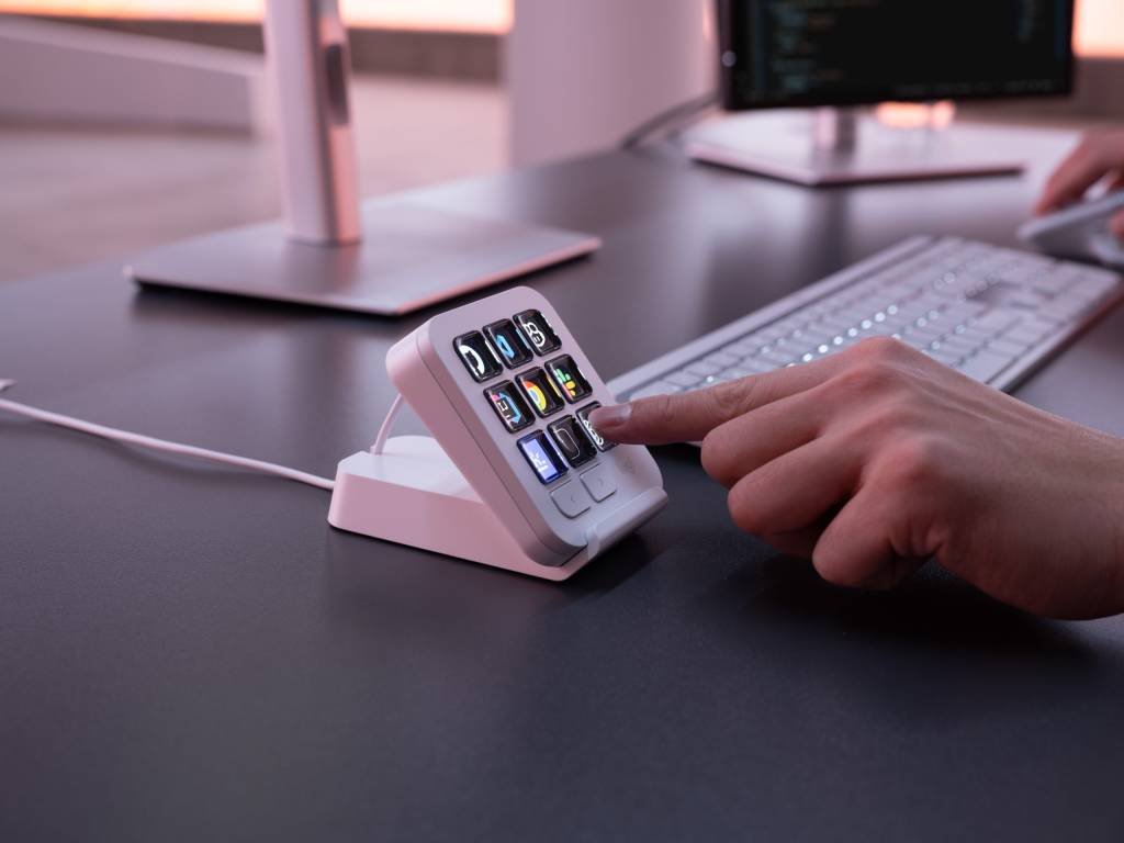 Logitech presenta mx keypad, un centro de control físico para gestionar inteligencia artificial y programación