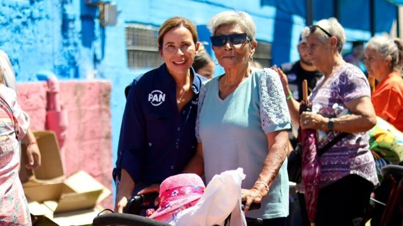 Manque granados entrega apoyos a ochenta familias de la colonia rubio en chihuahua