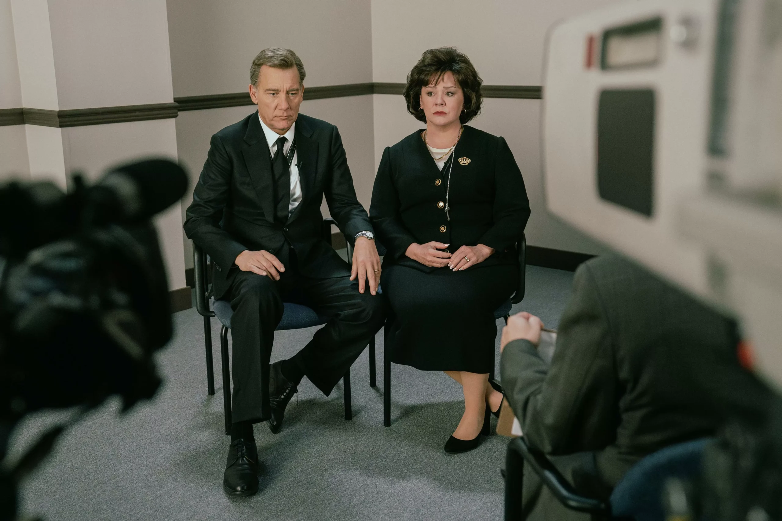 Melissa McCarthy y Clive Owen protagonizan la nueva miniserie de Netflix sobre el caso JonBenét Ramsey