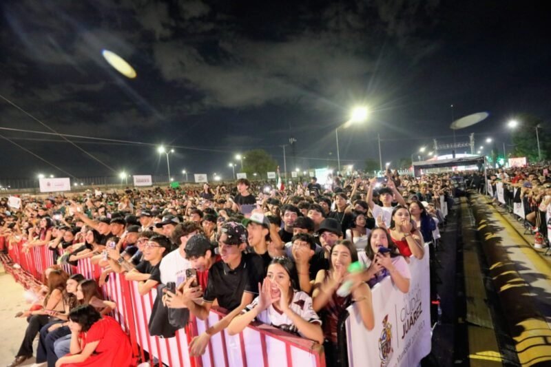 miles de juarenses celebran con música y fervor patriótico el aniversario de la independencia en la avenida de las américas