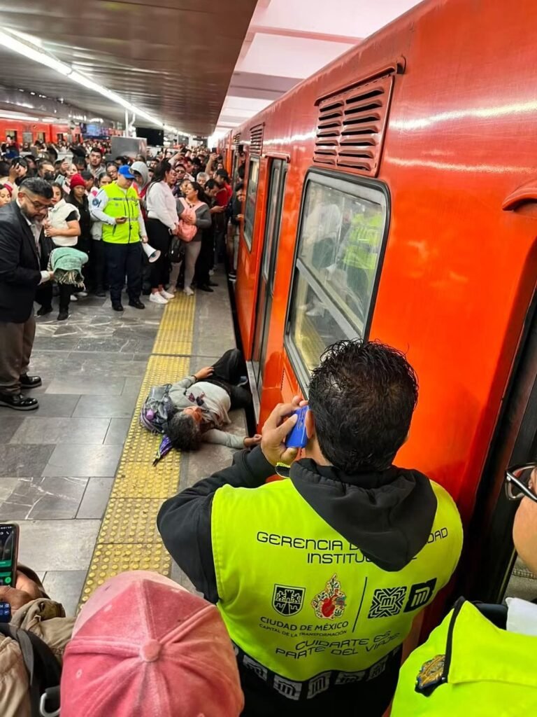 Momento de tensión en Pantitlán: pasajera queda atrapada entre el andén y un tren del metro