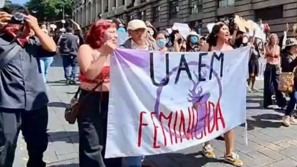 Morelos, feminicida: grito de estudiantes de la UAEM en desfile de Independencia