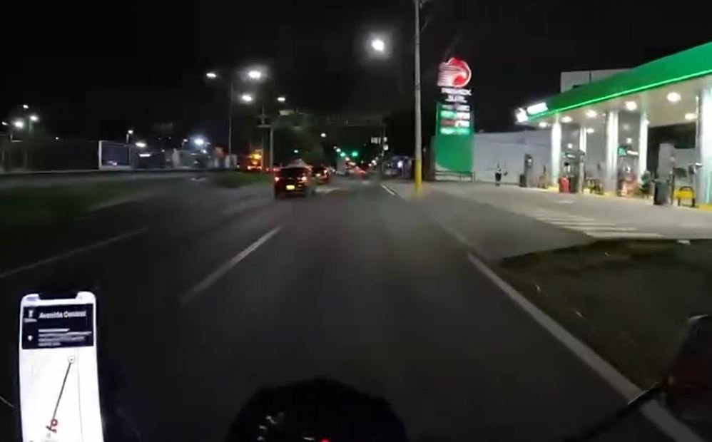 motociclistas interceptan y tratan de robar el teléfono a usuaria de transporte por aplicación