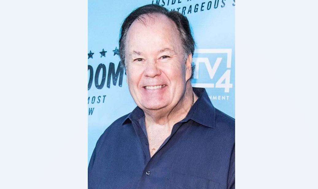 Muere a los 75 años Dennis Haskins, el inolvidable director Belding de “Salvados por la campana”